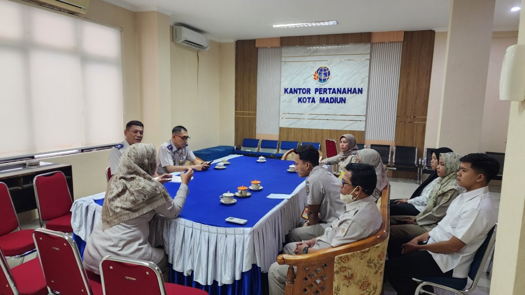 Pengarahan Petugas Loket untuk Tingkatkan Kualitas&nbsp;Layanan